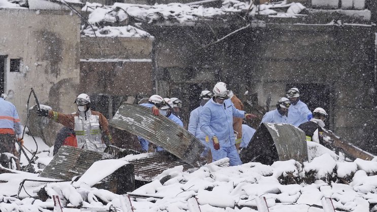 Auch im Falle eines Mega-Erdbebens sind die Rückversicherer in Japan gut gerüstet. Rettungskräfte suchen in den Trümmern nach Vermissten in Wajima nach dem Beben vom 1. Januar 2024.