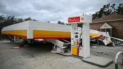 Dégâts causés par la tempête dans une station-service à Gulf Breeze, en Floride. 