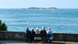 Viele Schweizerinnen und Schweizer würden gerne am Meer leben. Doch die Vorsorge will gut durchdacht sein.