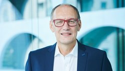 CEO Stefan Schena will, dass die ÖKK auch in einer digitalen Welt persönlich für Kundinnen und Kunden da ist.