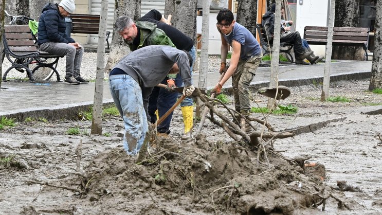Anwohner säubern am Samstag eine mit Schlamm bedeckte Strasse nach dem Hochwasser des Wildbachs Rimaggio in Sesto Fiorentino in der Toskana.