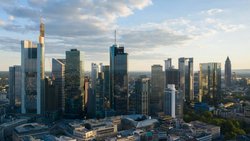 Bei den deutschen Lebensversicherern lag die durchschnittliche Solvenzquote zum Jahresende 2025 bei 374 Prozent. 