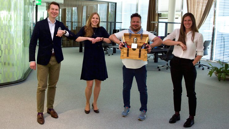 Das glückliche Gewinnerteam 2020 (v.l.n.r.:) Arnold Löw, Swiss Re, Market Head Switzerland & Netherlands; Annina Bracher, Swiss Re, Senior Solutions Manager; Rocco Minelli, Automate, CEO & Co-Founder; Pia Burghartz, Swiss Re, Automative & Mobility Solutions Manager.