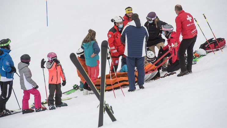 Sauvetage d'un skieur blessé par les médecins de la REGA, qui est transporté à l'hôpital par hélicoptère.