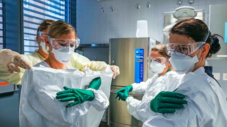 Bei der Absicherung von Pandemien stossen Versicherer an Grenzen: Vorbereitung zur Aufnahme von Covid-19-Patienten am Inselspital Bern.