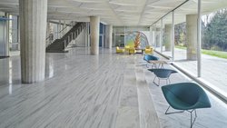 Der Innenausbau wurde vom Büro CCHE realisiert, das für die Auswahl von Materialien, Farben und Mobiliar verantwortlich zeichnete.