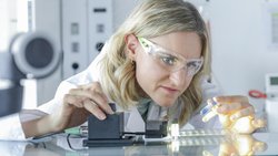 Um Behandlungskosten zu reduzieren und das Gesundheitspersonal zu entlasten, arbeiten Forschende der Empa an neuartigen Behandlungsmethoden für chronische Wunden. 