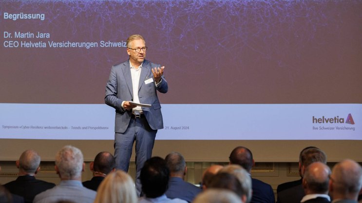 Martin Jara, CEO di Helvetia Svizzera, apre il cyber-simposio il 21 maggio 2024 a Berna.