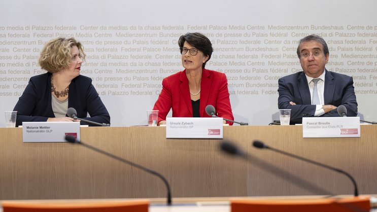 Nationalrätin Melanie Mettler, GLP-BE, Nationalrätin Ursula Zybach, SP-BE, und Ständerat Pascal Broulis, FDP-VD, von links, vom überparteilichen Komitee «Ja zur einheitlichen Finanzierung der Gesundheitsleistungen», sprechen am Dienstag, 8. Oktober 2024, in Bern.
