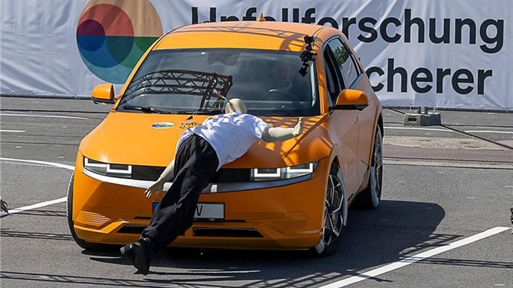 Fussgängerunfälle mit E-Autos passieren häufiger beim Anfahren, Rückwärtsfahren und Abbiegen.