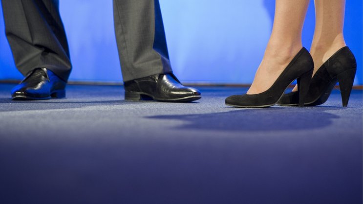 Frauen sind in oberen Kaderpositionen bislang immer noch weniger vertreten als Männer, obwohl es deutliche Fortschritte gibt.