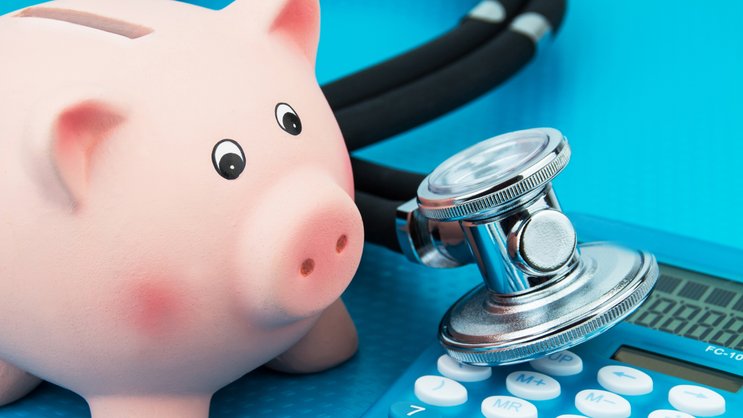 Versicherte können mit der günstigsten Krankenkasse und den richtigen Modellen viel Geld sparen.