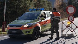 Les services de secours quittent Brienz-Brinzauls, Suisse, le dimanche 17 novembre 2024.