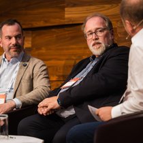 Daniel Jontofsohn, Director Business Consulting bei Ernst & Young und Oliver Hehlert, Geschäftsführer bei Adesso Insurance Solutions mit HZ-Insurance-Redaktor Bernd de Wall am HZ Insurance Health Summit 26 in Zürich.