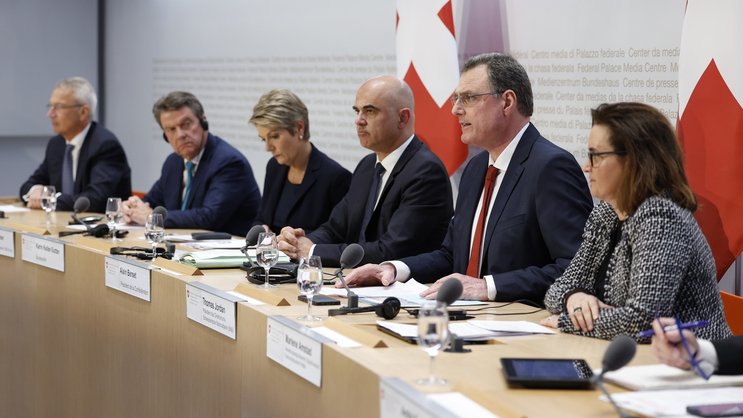 Conférence de presse à l'occasion de l'annonce de la reprise d'urgence du Credit Suisse par l'UBS, le 19 mars 2023 à Berne: Axel Lehmann, alors président du conseil d'administration du Credit Suisse, Colm Kelleher, président du conseil d'administration de l'UBS, la ministre des Finances Karin Keller-Sutter, l'ancien président de la Confédération Alain Berset, Thomas J. Jordan, alors président de la BNS, et Marlene Amstad, présidente de la Finma.