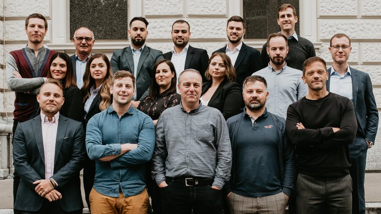 Das Team von Toni Digital mit CEO Bernard El Hage (unten rechts).