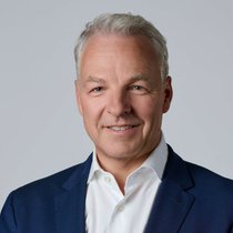 «Der 3. Beitragszahler entlastet nicht nur Arbeitnehmende und Arbeitgeber, sondern ermöglicht Millionen von Menschen in der Schweiz erhöhte finanzielle Sicherheit im Alter»: Adrian Schatzmann, CEO der AMAS.