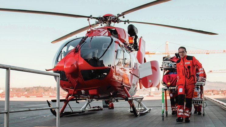 Transport d'un patient par la Rega sur le toit d'un hôpital.