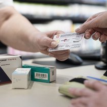 Ärztinnen, Apotheker und Spital-Leitungen geben nur einen Teil ihrer Rabatte weiter.
