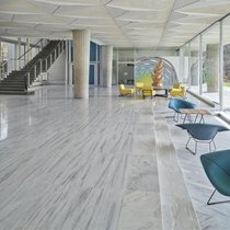 Der Innenausbau wurde vom Büro CCHE realisiert, das für die Auswahl von Materialien, Farben und Mobiliar verantwortlich zeichnete.