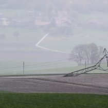 Contrairement à ce qui avait été annoncé précédemment, deux pylônes électriques se sont effondrés dans la commune de Bière à cause de la tempête «Benjamin».