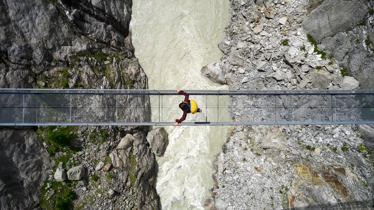 Die Brücke in die Zukunft jetzt bauen: Agentic AI, also selbstagierende künstliche Intelligenz, schafft Haftungslücken. Um die drohende Responsibility-Gap zu schliessen, braucht es innovative Rezepte der Assekuranz.
