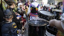 Le carnaval est bruyant – et dangereux pour l'ouïe. Les jeunes et les enfants sont particulièrement exposés, avertissent les experts.