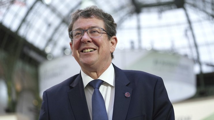 Le conseiller fédéral Albert Rösti arrive mardi au Grand Palais lors du Sommet pour l'action sur l'intelligence artificielle à Paris.