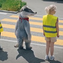 La mascotte Max rappelle aux enfants, de manière ludique, comment se comporter en toute sécurité dans la circulation routière.