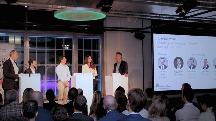 Die KI sorgt für reichlich Diskussionsstoff bei Martin Rast (Adnovum), Lukas Diener (Synpulse), Philippe Blank (Axa Schweiz), Yvonne van Voornveld (Orion) und Gastgeber Alexander Braun (IVW; v.l.n.r.)