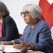 Bundesrätin Elisabeth Baume-Schneider erläutert am Dienstag neben BAG-Direktorin Anne Levy den Anstieg der Krankenkassenprämien auf 2027. 