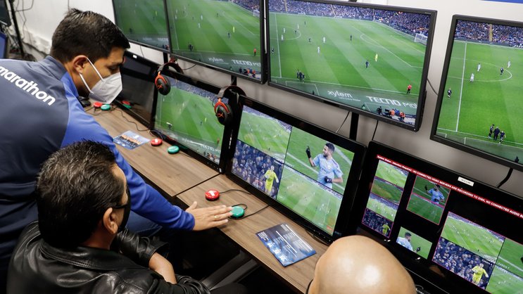 Im Fussball wird der Videobeweis bereits eingesetzt, um Entscheidungen von Schiedsrichtern zu überprüfen.