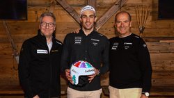 Peter Barandun, co-président de Swiss-Ski (à droite) et Martin Jara, CEO de l'Helvetia Suisse (à gauche) se réjouissent avec Daniel Yule, membre de l'équipe de sports d'hiver de l'Helvetia, de la prolongation des divers engagements en faveur du ski.