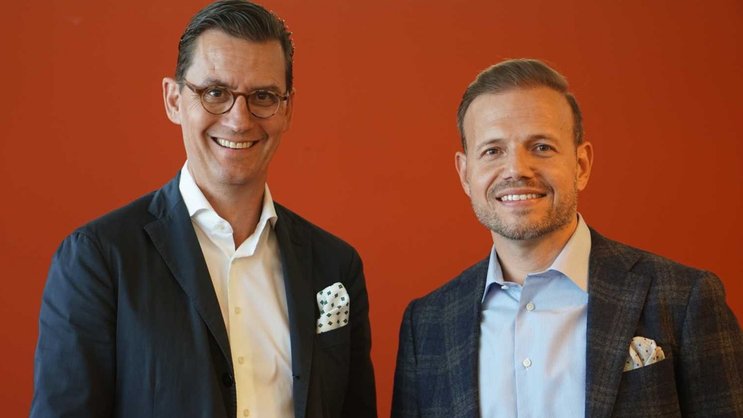 Martin Tschopp (links), Chief Customer Officer Helvetia Versicherungen Schweiz, und Pierangelo Campopiano, CEO Smile Versicherungen.