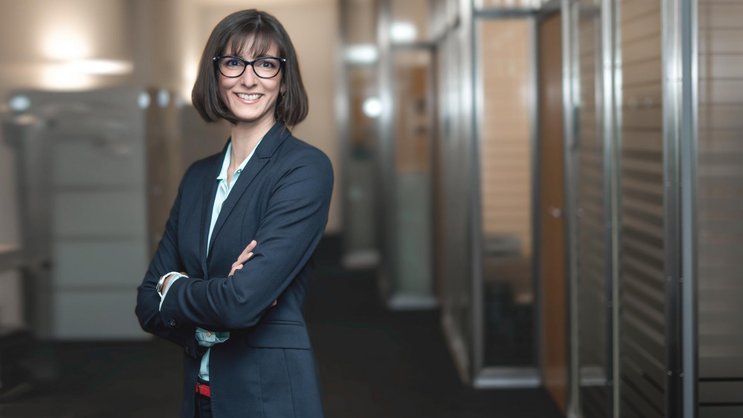 Sandra Kurmann vom Schweizerischen Versicherungsverband SVV erläutert im Gespräch, warum die Branche den Einsatz von Künstlicher Intelligenz gegenüber den Kundinnen und Kunden deklariert haben möchte.
