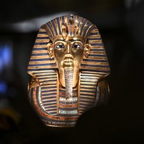Le masque doré du roi Toutânkhamon est exposé au Grand Musée égyptien lors de l'ouverture du musée le 4 novembre 2025.