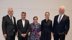 Journée des assureurs 2025: Stefan Mäder (président de l’ASA), Fabrizio Petrillo (CEO d’AXA Suisse), Philomena Colatrella (CEO CSS), Laura Gersch (CEO d’Allianz Suisse) et Urs Arbter (directeur de l'ASA).