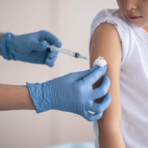 En 2025, 90% des jeunes enfants dans le monde, soit près de 116 millions, ont reçu au moins une dose du vaccin contre la diphtérie, le tétanos et la coqueluche (DTC).