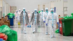 Personnel médical dans un hôpital de Wuhan début février 2020.
