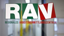 Die im Jahr 2025 gestiegene Arbeitslosenquote schlägt sich auf die Jahresrechnung der Arbeitslosenversicherung nieder. 