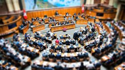 Der Nationalrat hat am Mittwoch zusätzliche Lohnabzüge für die AHV abgelehnt.