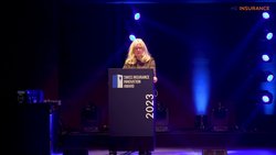 Laudatorin Sabine Betz verkündet am 25. Swiss Insurance Innovation Award den ersten Platz.
