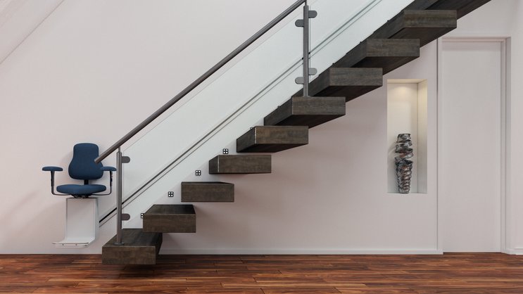 Treppenlift an einer Treppe im Haus für altersgerechtes Wohnen