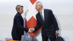 Händedruck am Sonntagabend in Bern: Finanzministerin Karin Keller-Sutter (links) und CS-Chef Axel Lehmann.