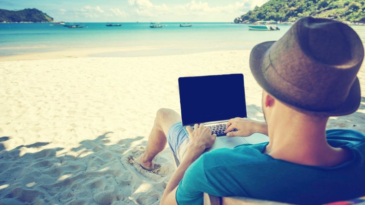 Arbeiten im Paradies: Auch für digitale Nomaden gilt es, während ihres Auslandaufenthalts Vorsorgelücken zu vermeiden.