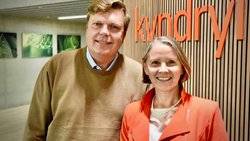 Sehen hohen Nachholbedarf im Bereich IT und KI bei Versicherern: Anthonie De Bos, Cybersecurity-Experte bei Kyndryl, und Maria Kirschner, CEO von Kyndryl.