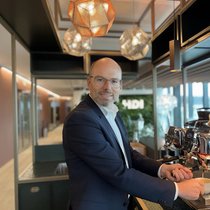 Marc Luginbühl, CEO von HDI Global Schweiz, bezeichnet sich als Industrieversicherer aus Leidenschaft und serviert in den neuen Räumlichkeiten auch gerne Kaffee.