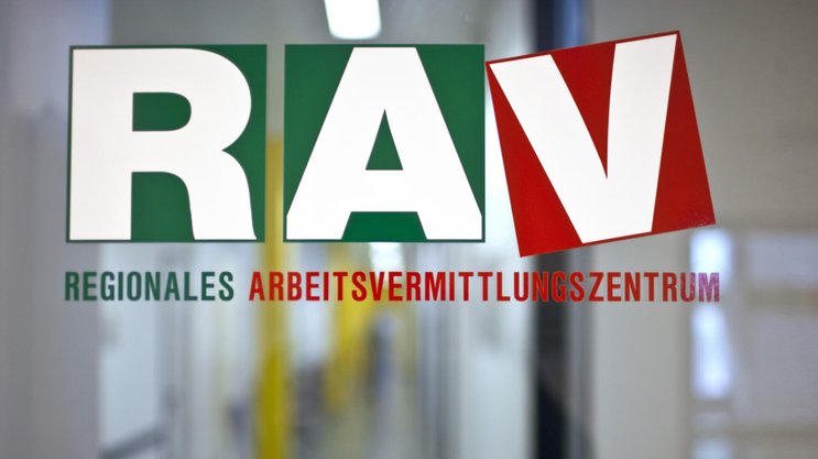 Die im Jahr 2025 gestiegene Arbeitslosenquote schlägt sich auf die Jahresrechnung der Arbeitslosenversicherung nieder.