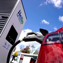 Ein Tesla an der Ladestation: Einige Versicherer berücksichtigen bei den Prämien auch den Klimaeffekt.