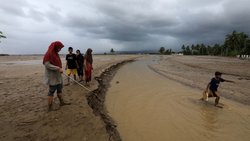 Une zone ouverte recouverte de boue et d'eau dans un village touché par les inondations dans la région de Meureudu, à Pidie Jaya, Aceh, en Indonésie.